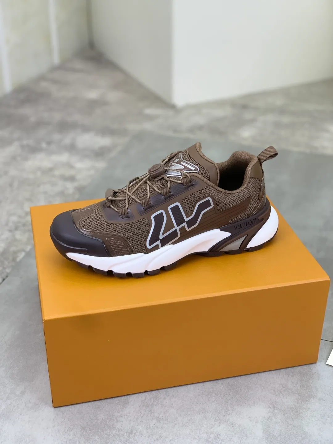 Men's Men's Shoes💰P740 New High Version LV Louis Vuitton L Jialu Brand Runner Tatic Series Thick Sole Casual Sports Shoes Running Shoes Original Purchase Development Production This LV Runner Tatic sports shoe combines technical materials such as mesh fabric and ribbons to interpret the inspiration of traditional mountaineering shoes. LV letters are written on one side, the lariat buckle of the quick lacing system is embellished with Monogram flowers and Louis Vuitton logos, and the light and wear-resistant rubber outsole completes the whole package. The delivery counter is beautifully packaged🛍📦 ▪️Fabrics: Original imported custom technical fabric + mesh ▪️Inner lining: Original customized breathable mesh ▪️Sole: Original open-molded anti-slip rubber combination material ▪️Sole thickness: 4CM ▪️Size: Men's 39-44 (38 45 (customized)